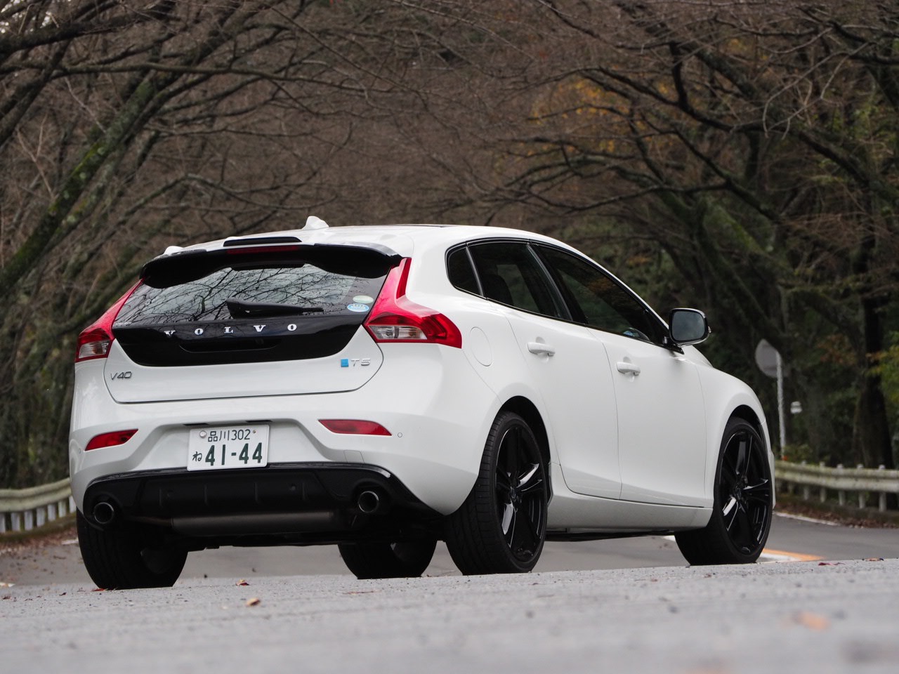 ボルボv40カーボンエディション試乗 限定台の特別仕様 黒と白のコントラストがまぶしい Gp