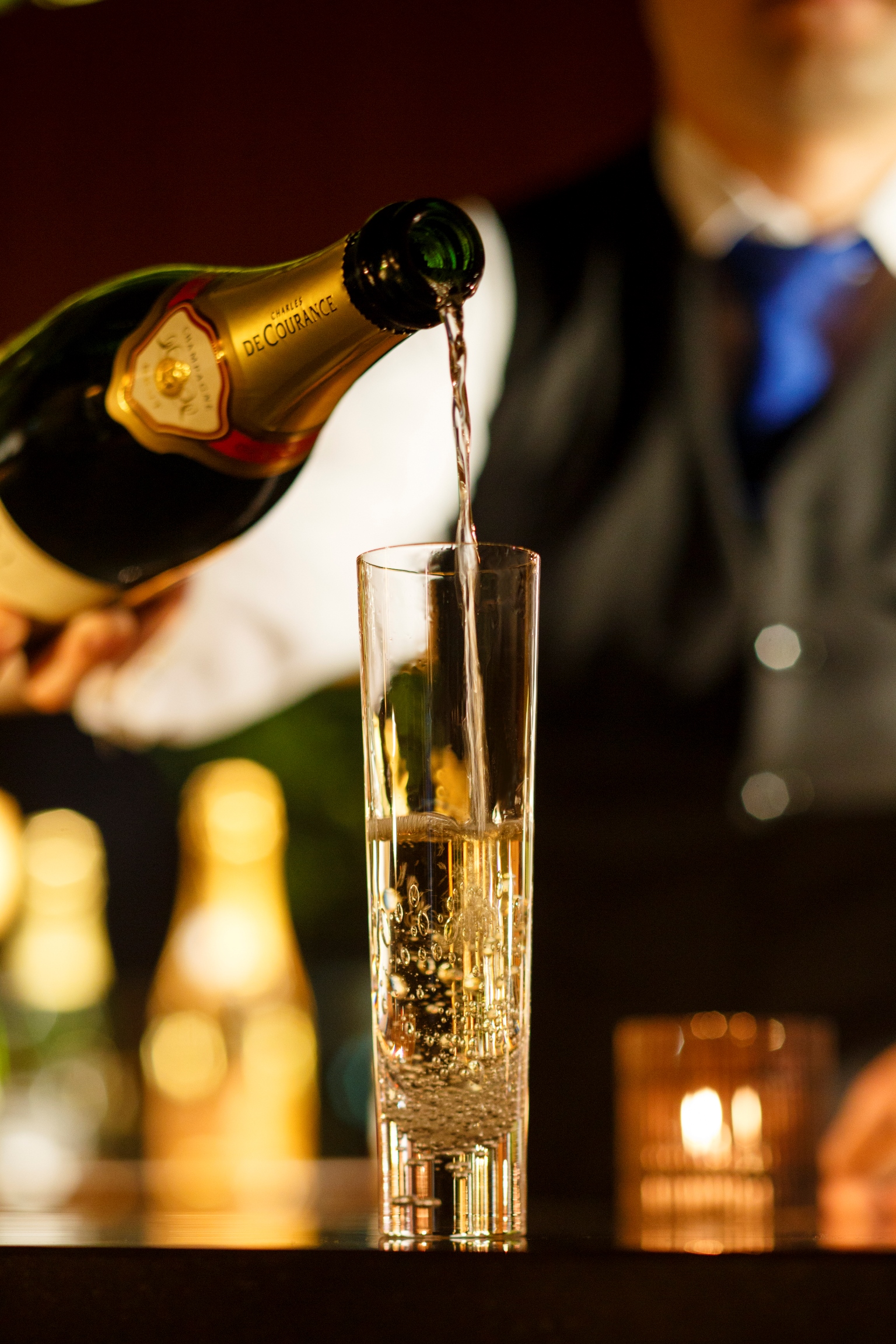 天井高27mが気持ち良い バブルズ 泡 が楽しめるバー Gp