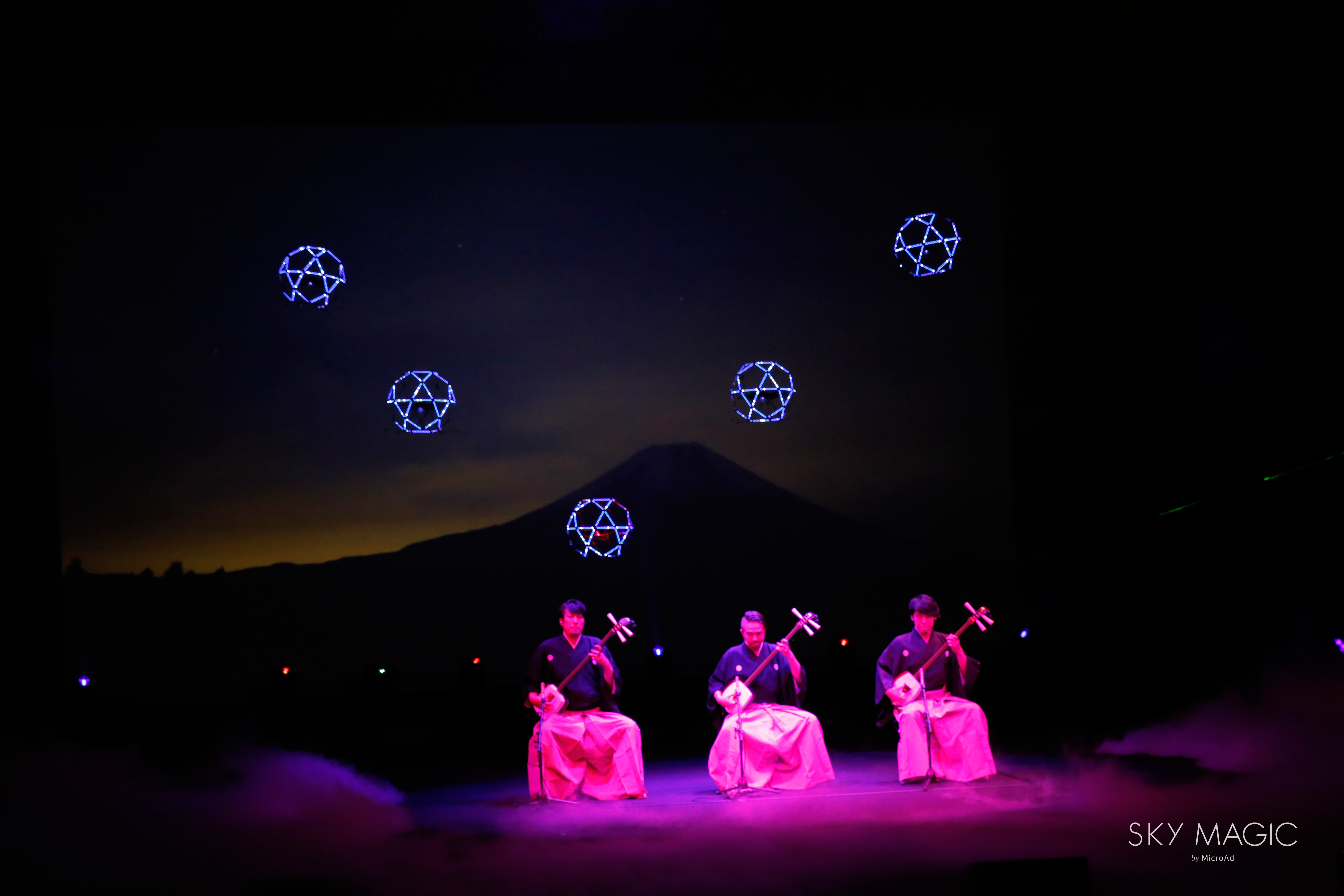 リズムに合わせて光る 踊る ドローンがまるで立体スクリーンになる Sky Magic Gp