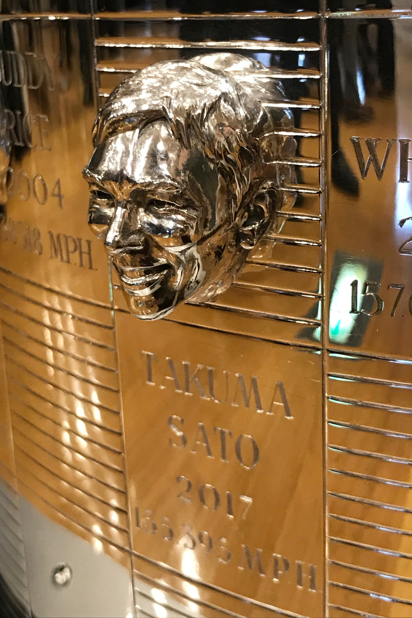 吉田由美の眼 佐藤琢磨選手の 顔 が刻まれたインディ500優勝トロフィーが日本初上陸 Gp Part 2