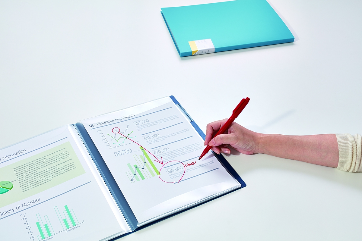 上下で留めるクリアファイルなら入れたまま書類に文字が書けるんです Gp