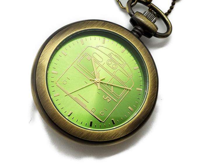 こだわりのウグイス色が美しい 103系の魅力を懐中時計に Gp