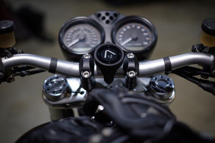 表示するのは方向と距離だけ！バイクのナビならこれで十分だよね 