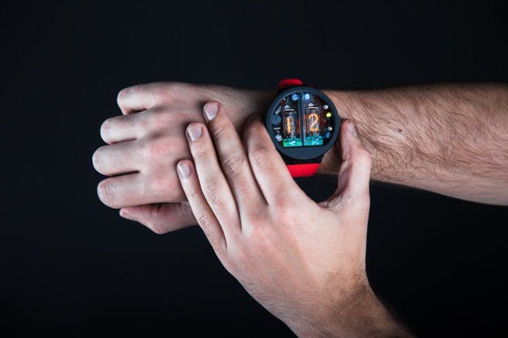 見た目も仕組みもパンチありすぎ 旧ソ連が作った真空管が時刻を表示するぞ Gp