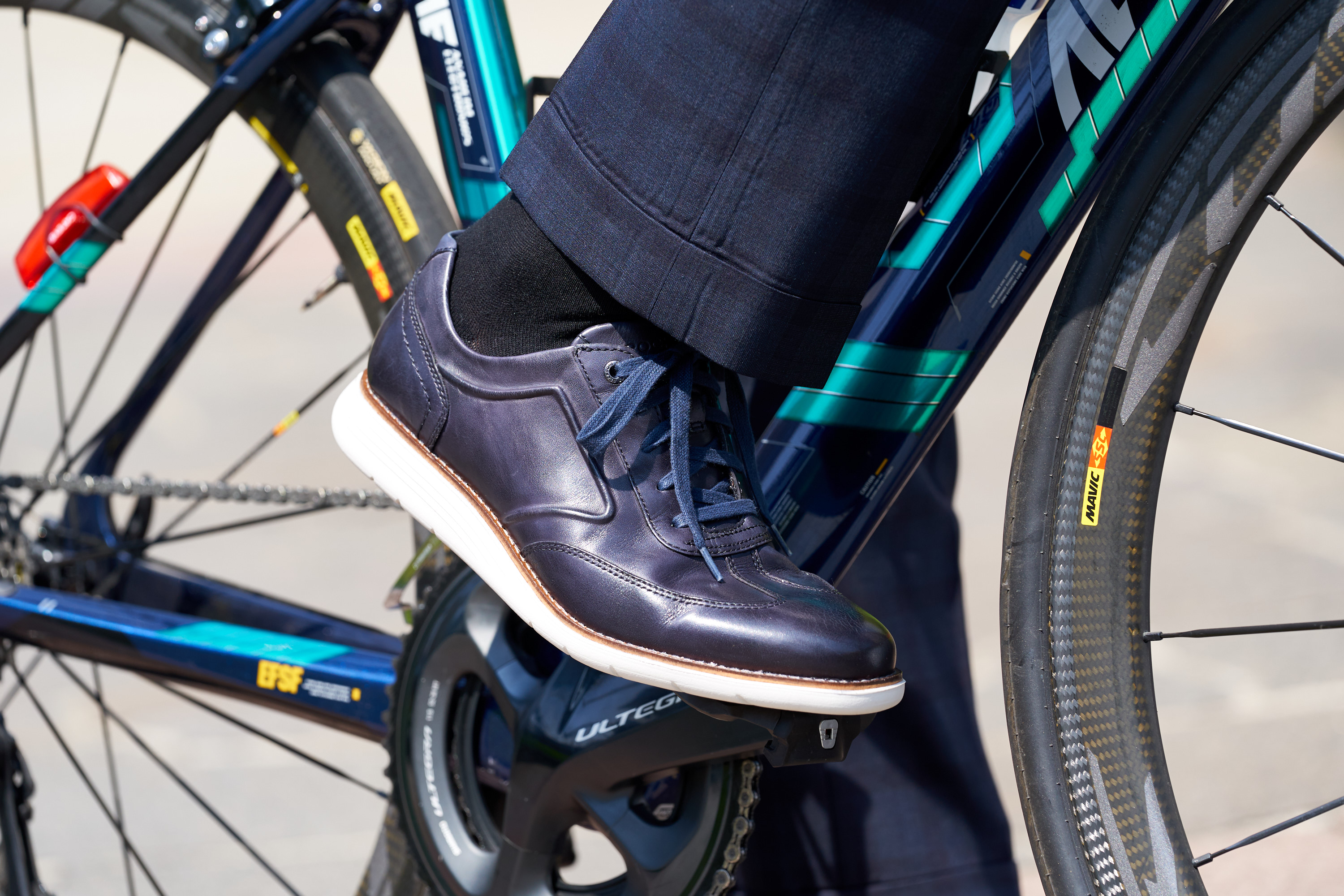 ずば抜けた汎用性 見た目も履き心地も ちょうどいい ビジカジシューズ Gp