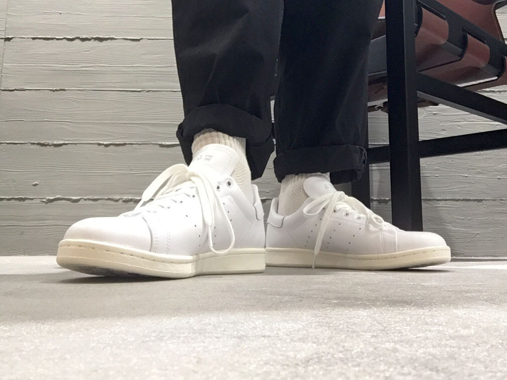 純白「スタンスミス」は経年変化を楽しむ!? 白スニーカーでその考えは