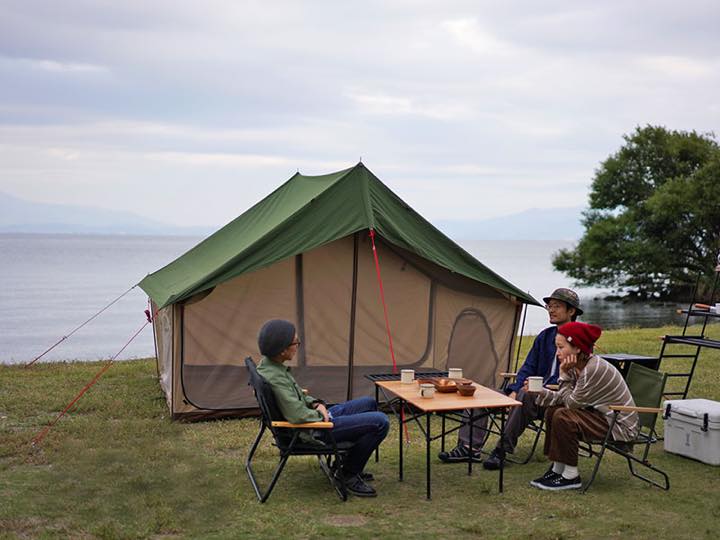 キャンプ場に家を立てよう 壁が垂直だと圧迫感がなく広々ですよ Gp