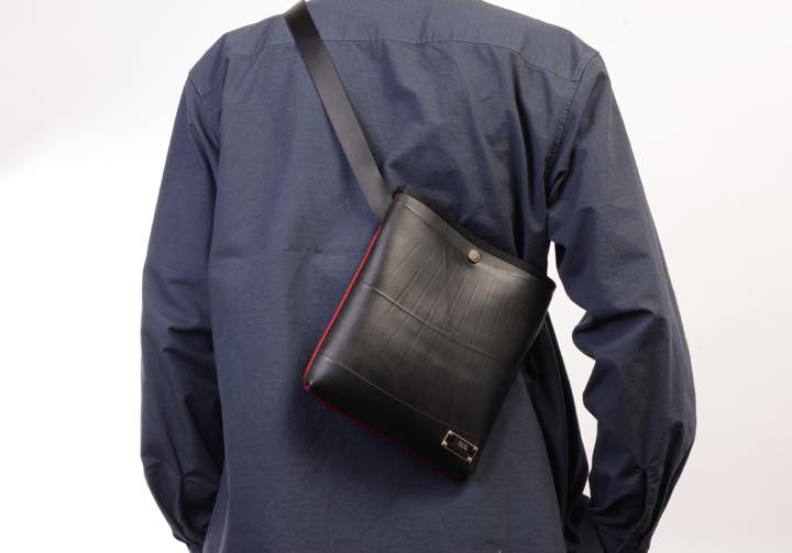 普段使いから山登りまで タイヤベースのサコッシュが大活躍 Gp