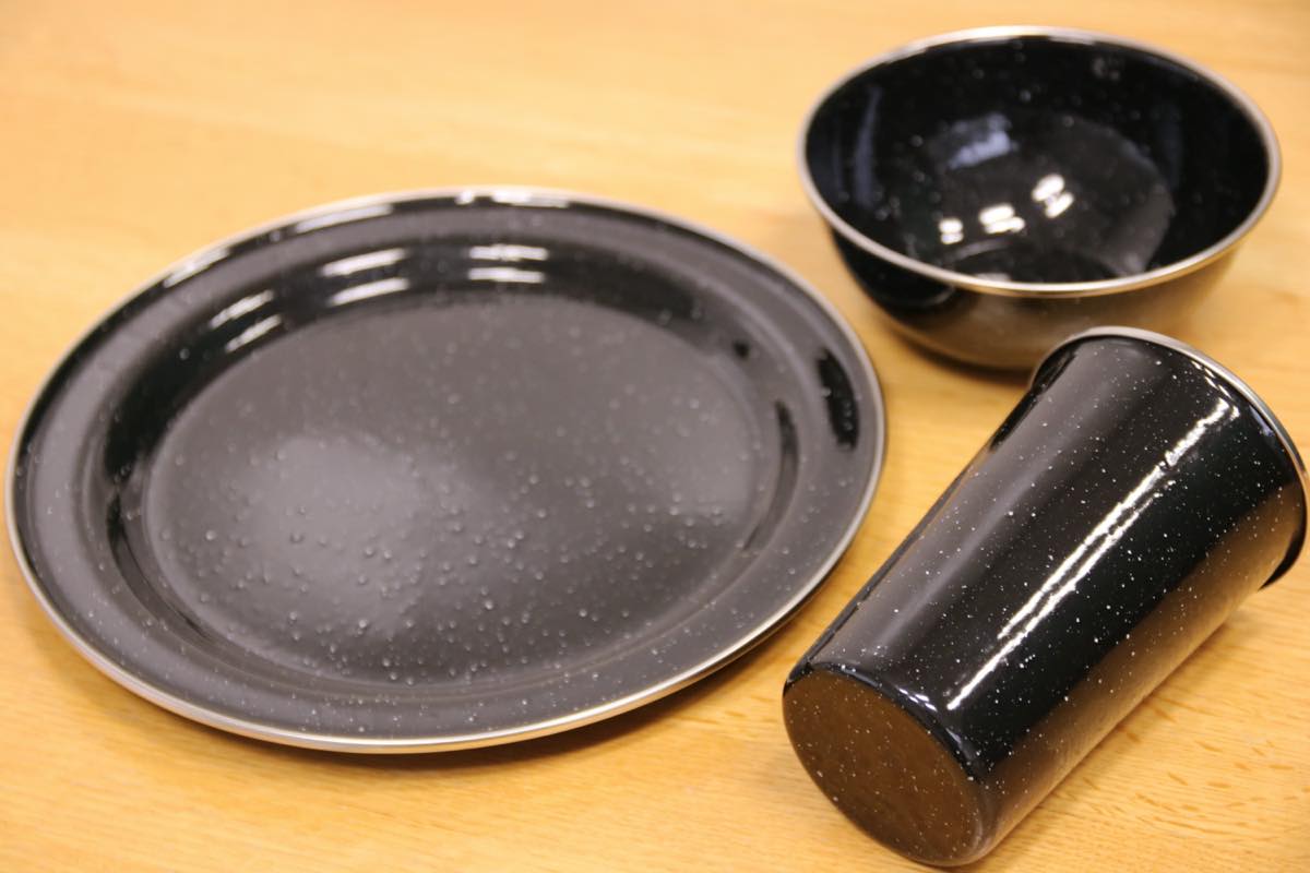 キャンプ料理を少し特別に彩る 黒い ホウロウ食器が美しい Gp