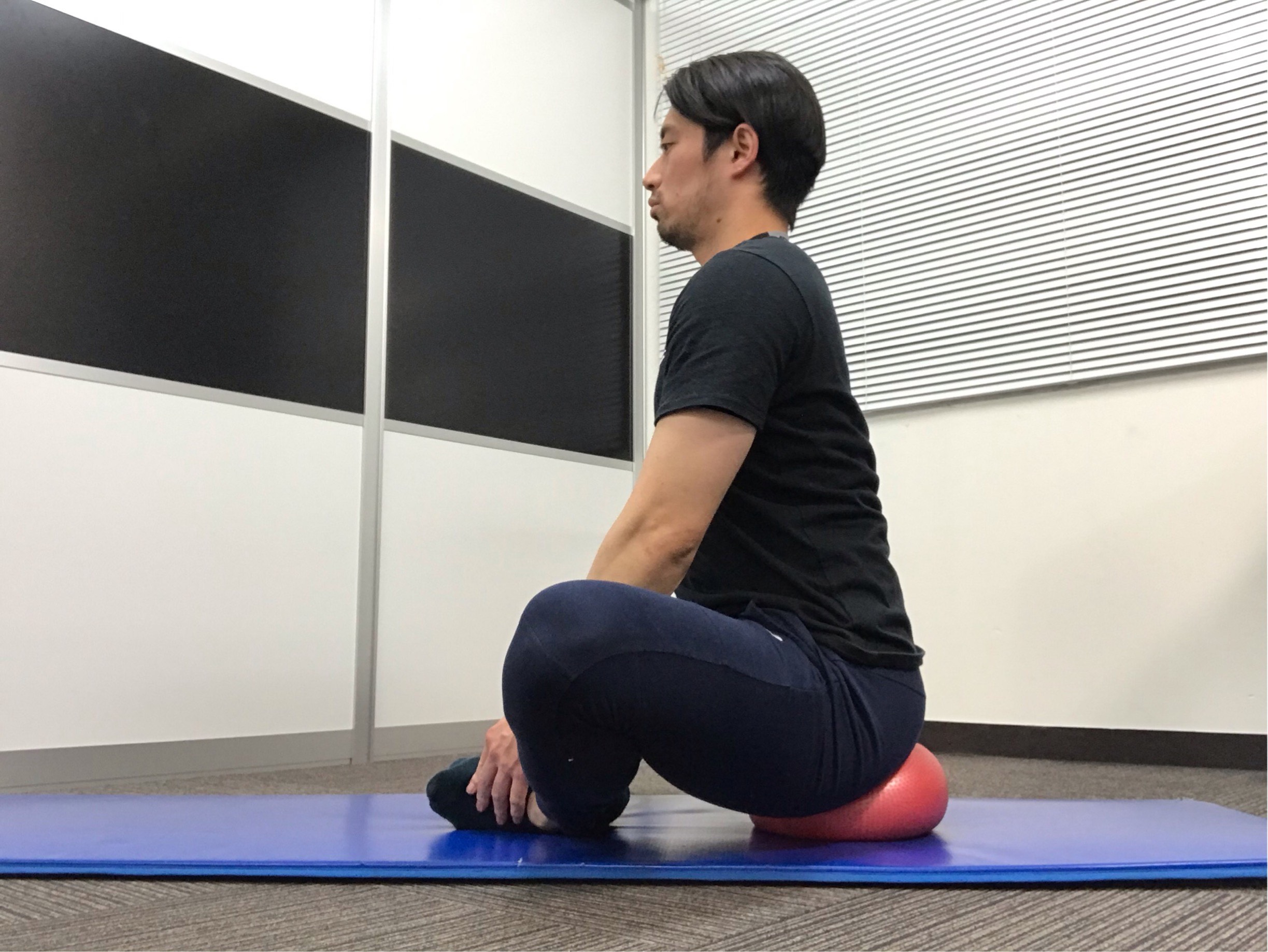 座りっぱなしで腰が痛い だったらゴムボールに座ってストレッチだ Gp