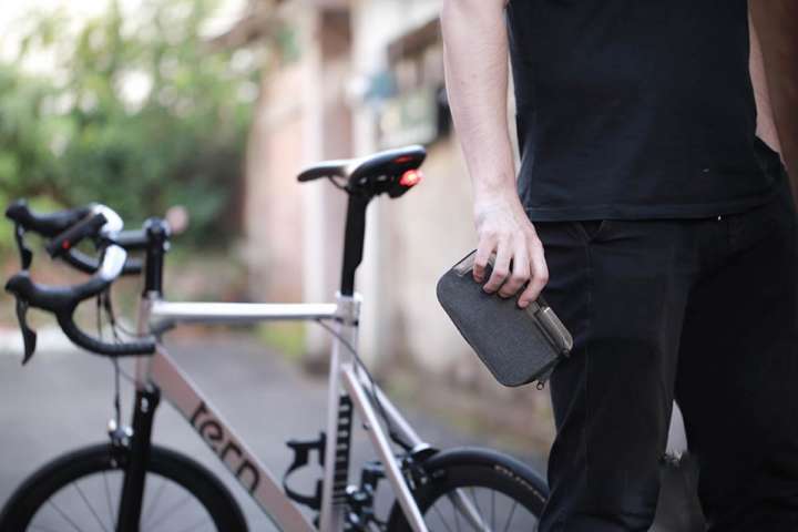 自転車のテールライトにバッグを装着 実用性も視認性も大幅up Gp