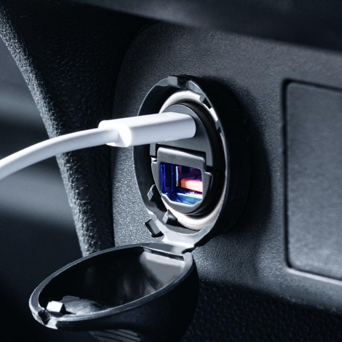 ソケットから飛び出さない超小型カーチャージャーは充電も早い Gp