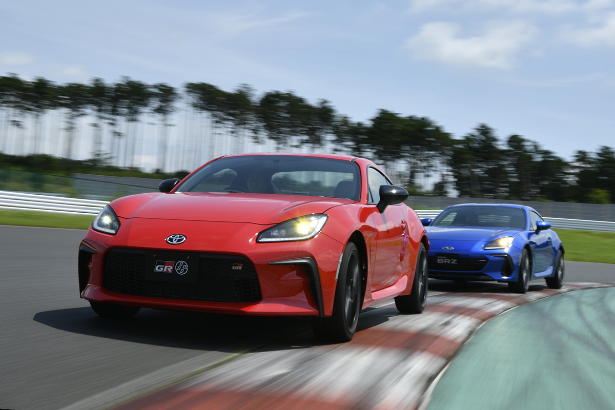 トヨタ「GR86」とスバル「BRZ」の走り味はどう違う？初代からどれだけ 