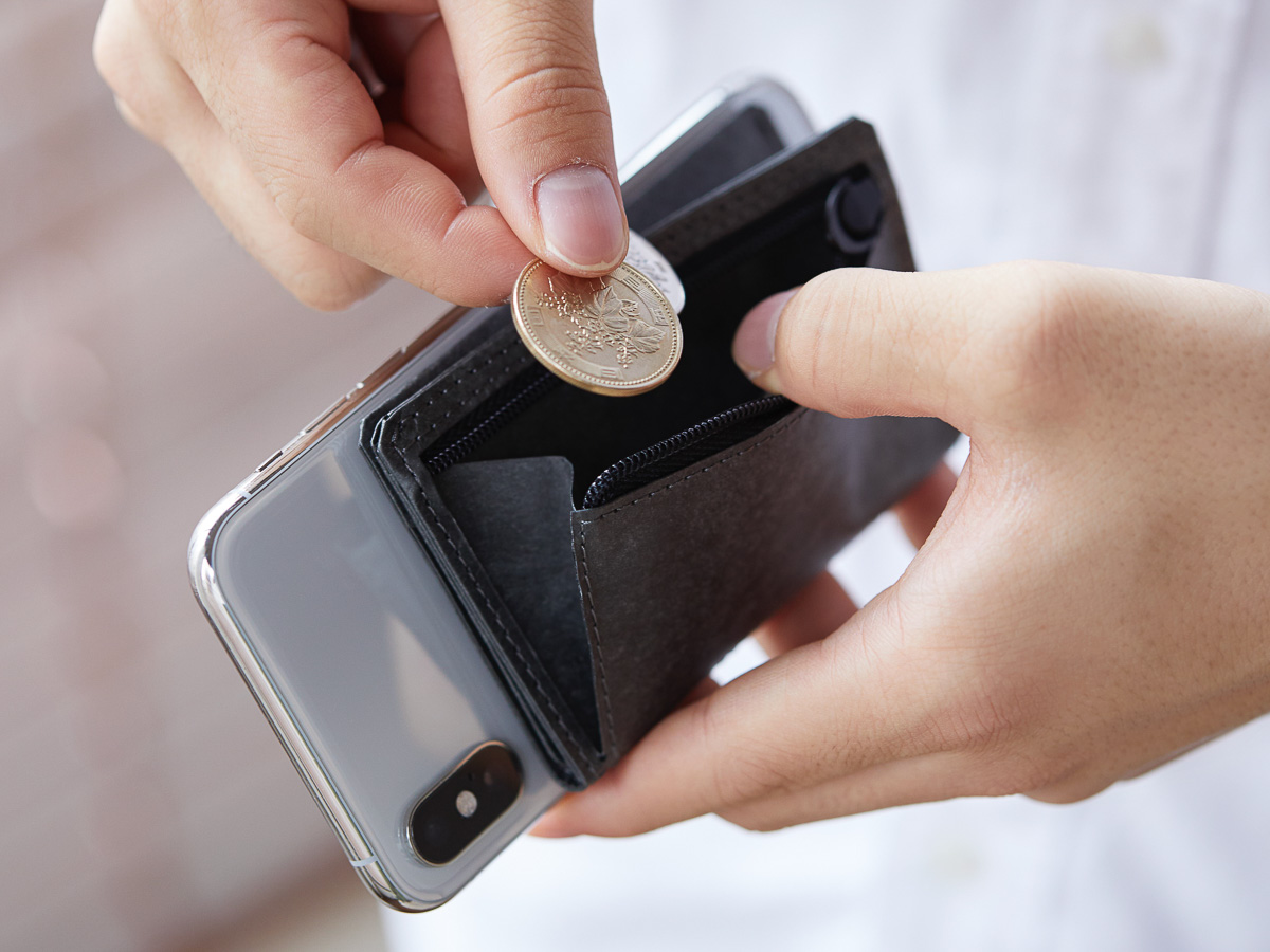 着脱はクルッと回すだけ スマホと簡単に合体させられるミニ財布 Gp